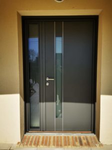 Porte d'entrée Aluminium K-LINE 1 vantail avec une partie fixe vitrage dépoli RAL 2900 gris sablé