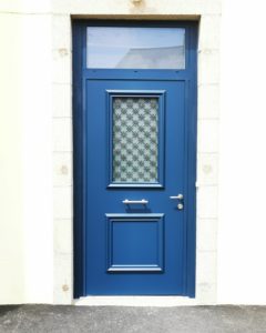 Porte d'entréee MEO Aluminium extérieur RAL 2007 bleu et bois intérieur