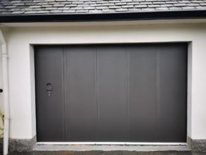 Porte de garage coulissante latérale SIB en aluminium RAL 2900 sablée gris, motorisée.